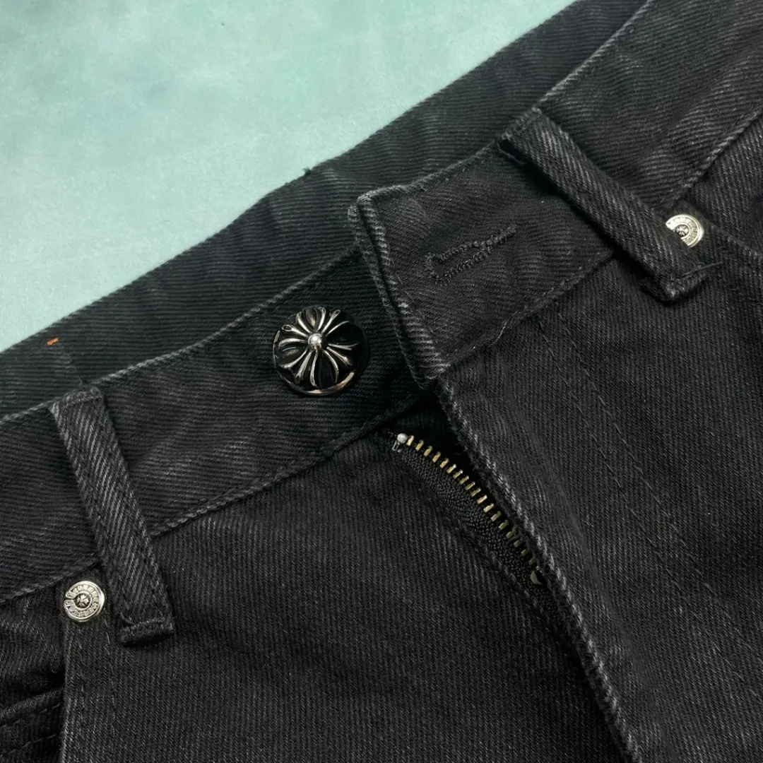 🅿️290 🔘Style No.-KL161 🔘Cross Heart𝐂𝐡𝐫𝐨𝐦𝐞 𝐇𝐞𝐚𝐫𝐭 City Limited Sanskrit Cross Patched Leather Jeans* These two pairs of Cros Heart city limited series jeans! This is an ultra-limited edition launched by Kroxin, a hard currency in the fashion circle! The overall material of the pants is classic black denim, which has a great texture, feels crisp yet soft, and is extremely durable. The colorful crosses and letter patterns on it are a highlight. The crosses come in orange, white, red and other colors. They are presented through exquisite embroidery technology. They are full of three-dimensionality, bright and not easy to fade. The letter patterns are also exquisitely embroidered, and they complement each other with the cross, which directly adds to the sense of fashion. In terms of production technology, Croxin has always strived for excellence. The wiring is very neat, every stitch is just right, and the hardware accessories are also customized, such as buttons and zippers. They are not only durable, but also have Croxin's iconic detailed design, which is full of high-end feeling. The shape is an unobtrusive straight design, which can well modify the shape of the legs. Whether you have thick or thin legs, they will look good on you. Moreover, this style is very versatile and can be easily worn in various styles. Here are some matching suggestions: Street style: Pair your upper body with a loose white hooded sweatshirt, a black Crocodile leather jacket, and a pair of black high-top Converse or Martin boots for a cool and handsome look. If you add Kroxin's silver necklace or ring, the overall look will be more complete. Casual chic: A simple short-sleeved T-shirt in a solid color, such as black, gray or white, will look great with these pants. Put on a pair of white Nike sneakers and carry a Crouching crossbody bag, and you will be both comfortable and fashionable on the street every day. Retro style: You can choose a floral shirt, tuck the hem into your pants, and pair it with a pair of retro western boots or designer shoes to instantly create a retro and personalized atmosphere. These pants are really a must-have fashion item, and they can also be matched as a pair for couples. You can pair them with your partner and be the center of attention when out on the street! If you like fashion, don’t miss it!  Size: S M L XL (28.30.32.34) Color: black with red, black with orange